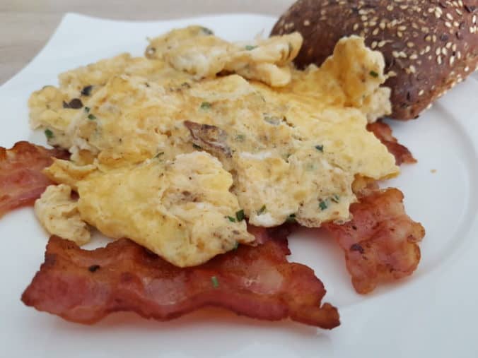 Einfaches Rührei mit Speck - Leichter Abnehmen mit Sassy
