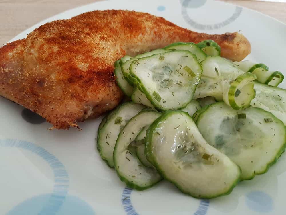 Hähnchenschenkel mit Gurkensalat - Leichter Abnehmen mit Sassy