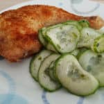 Hähnchenschenkel mit Gurkensalat