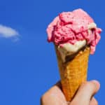 Eiswaffel vor blauem Hintergrund