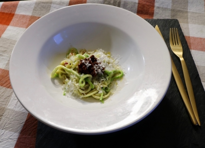 Zucchini-Spaghetti mit Parmesan