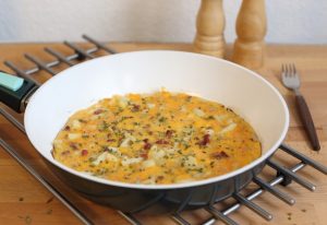 Spargel-Schinken-Omelette in der Pfanne