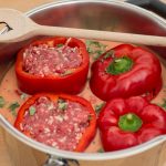 Gefüllte Paprikaschoten im Topf, Ansicht von oben