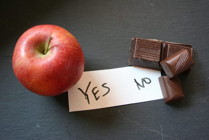 Warum nehme ich nicht ab: Links Apfel mit "Yes" und rechts Schokolade mit "No"