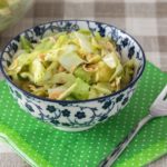 Low Carb Mie-Nudel-Salat in einem Schälchen, auf einer grünen Serviette