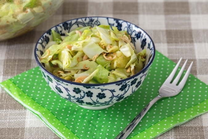 Low Carb Salat mit Mie-Nudeln in einem Schälchen, auf einer grünen Serviette