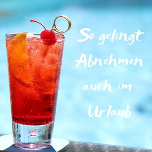 Cocktailglas vor einem Pool mit Text "So gelingt Abnehmen im Urlaub" - Abnehmtipps für den Urlaub