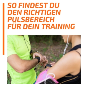 Sportler schauen auf die Fitnessuhr um den Trainingspuls abzulesen