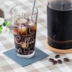 Kalt gebrauter Kaffee in einem Glas voller Eiswürfel