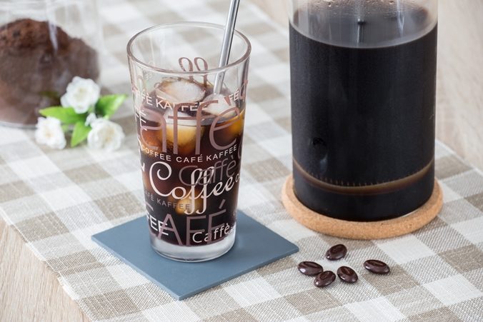 Kalt gebrauter Kaffee in einem Glas voller Eiswürfel