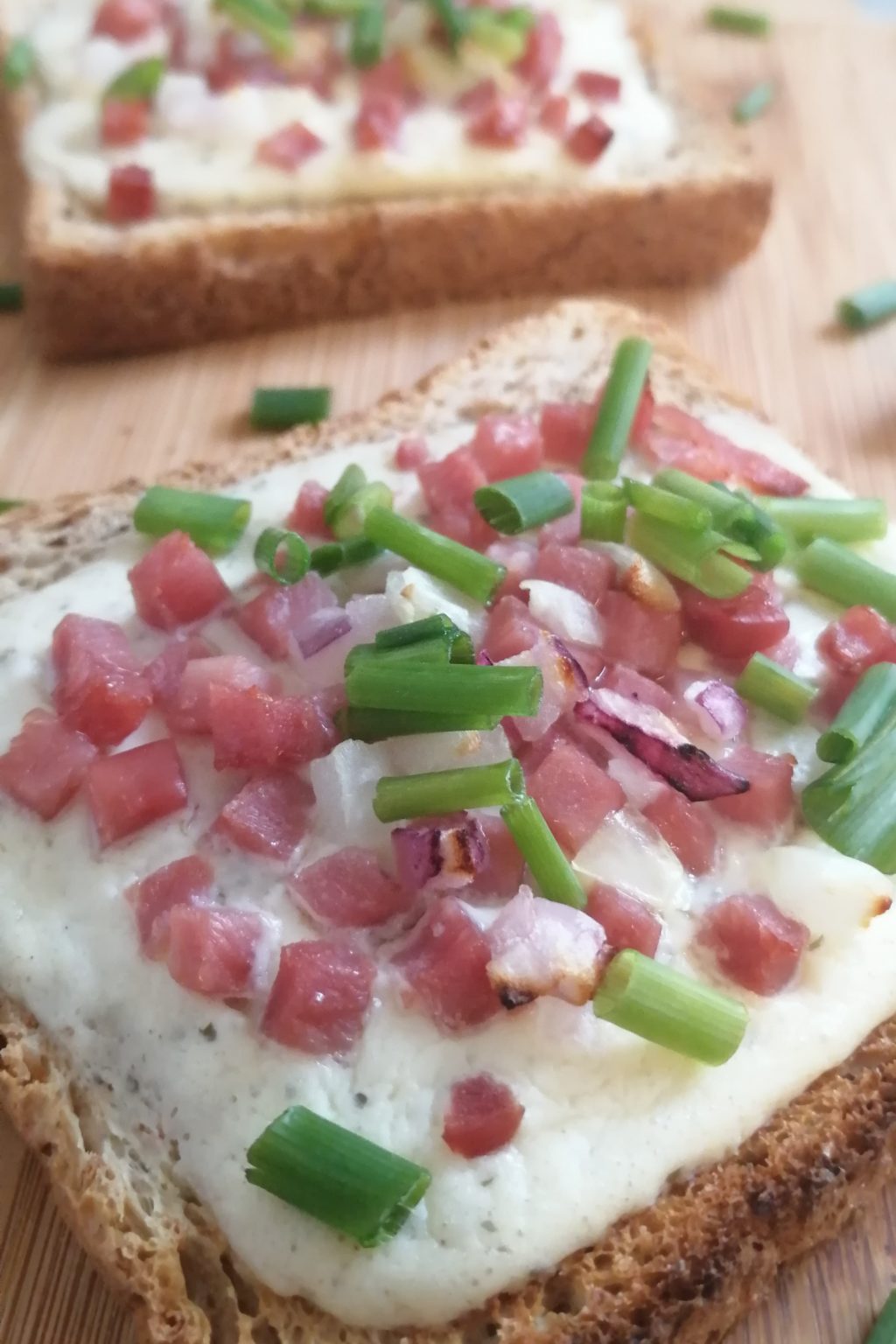 Frischkäsetoast nach Flammkuchen-Art - Leichter Abnehmen mit Sassy