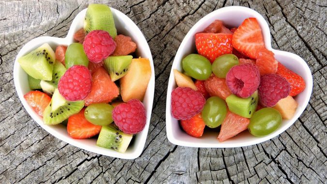 2 Schalen in Herzform mit geschnittenem Obst, Ansicht von oben