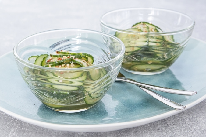 Low Carb Gurkensalat mit Ingwer und Sesam im Schälchen