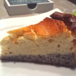 Ein Stück Käsekuchen mit Mohn-Boden auf deinem Teller