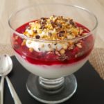 Low Carb Himbeer Quark mit Haselnüssen und Kakao-Nibs im Schälchen