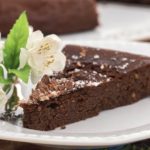 1 Stück Low Carb Mandel Schokokuchen auf einem Teller