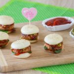 Mini Babybel Burger, auf einem Holzbrettchen