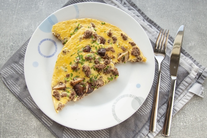 Pilz-Omelette mit Hackfleisch auf dem Teller