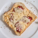 Pizza Toast mit Frischkäse und Salami