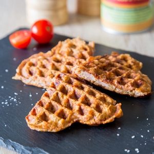 Pizza-Waffeln angerichtet auf einer Schieferplatte