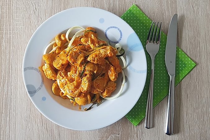 Putengeschnetzeltes Mit Ajvar Rahm Auf Zucchininudeln Sassys Weg Mit Getfit Fitness